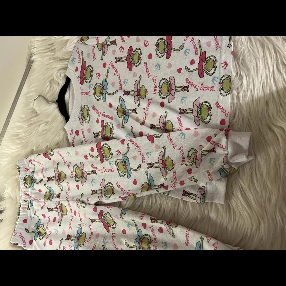 Little Girls 2 piece Pajamas with green frogs